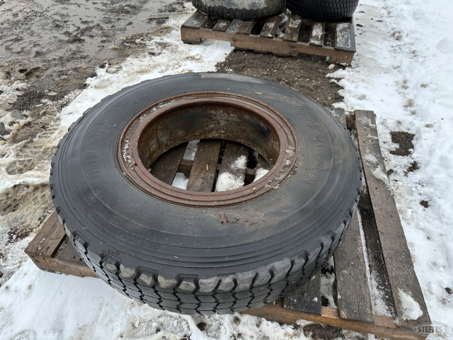 (1) 9.00R20 tire